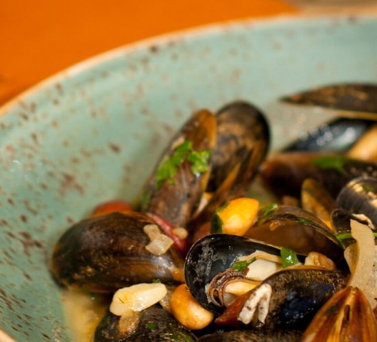 Mussels with Almonds & White Wine 