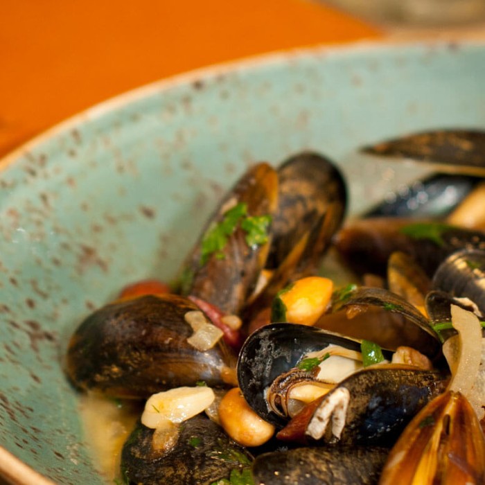Mussels with Almonds &amp; White Wine 